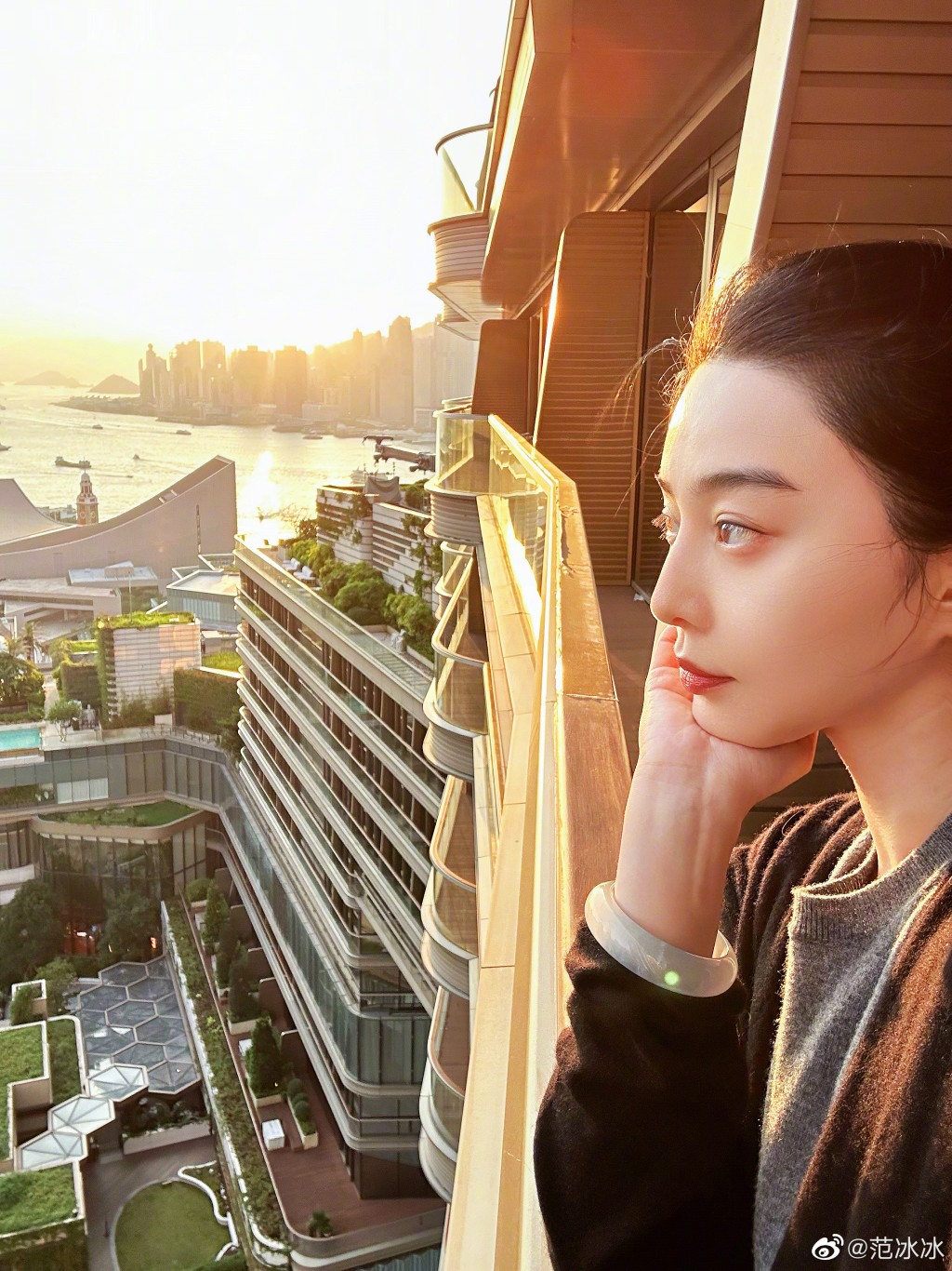 范冰冰去年10月曾在微博貼出身處香港的照片，當時有指她來港行程與工作有關！